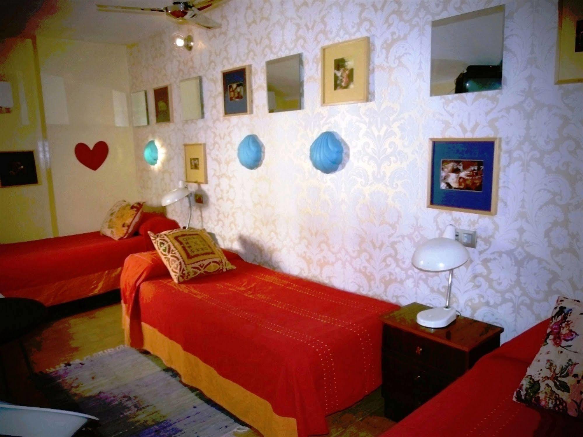 Guest house Casa De Huespedes Dolce 2*
